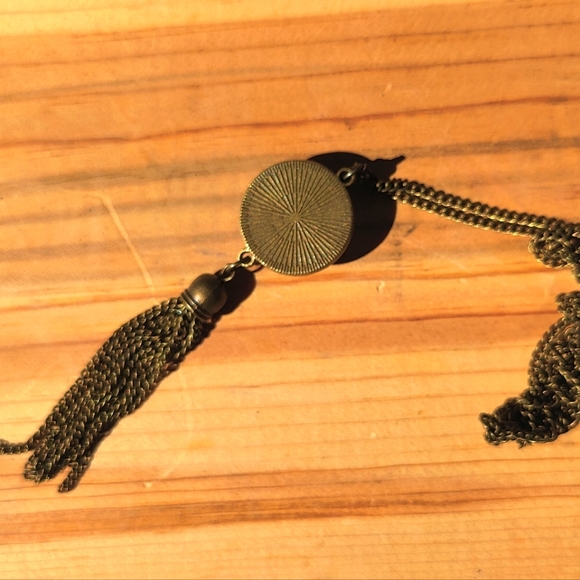 Red lucite cabochon and tassel pendant w/ chain necklace - Picture 3 of 4